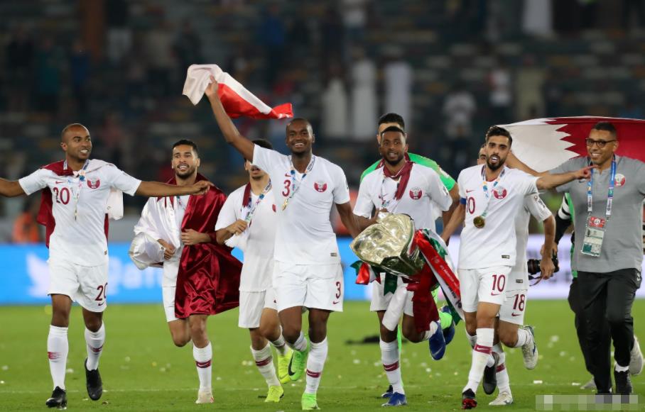 卡塔尔队球员挥舞国旗