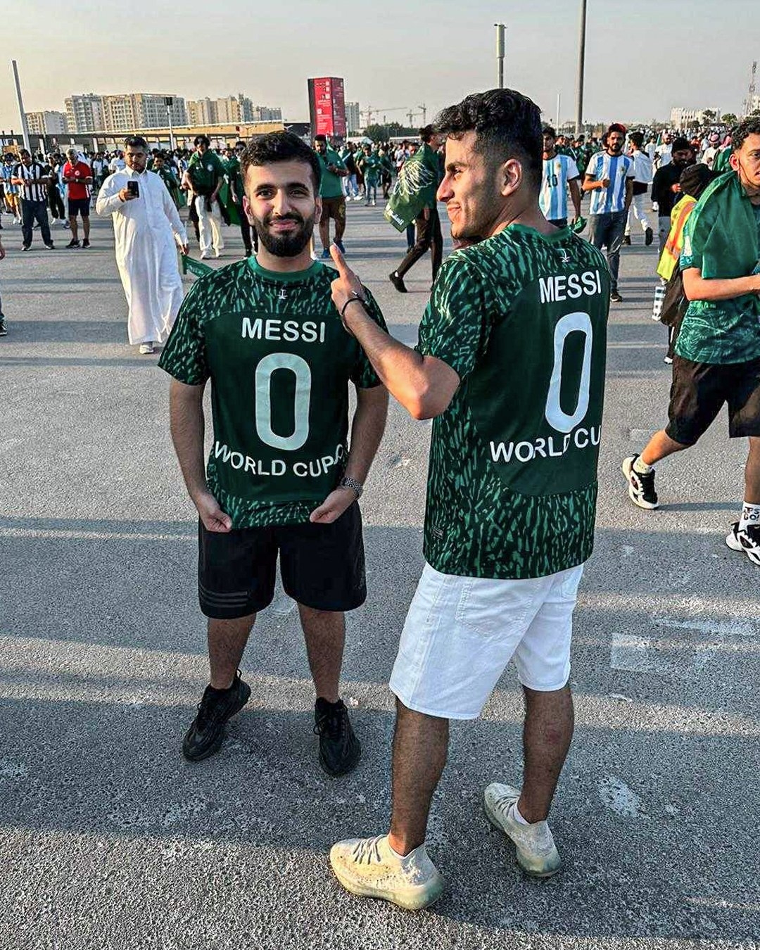 沙特球迷身穿梅西的沙特0号球衣庆祝赢球