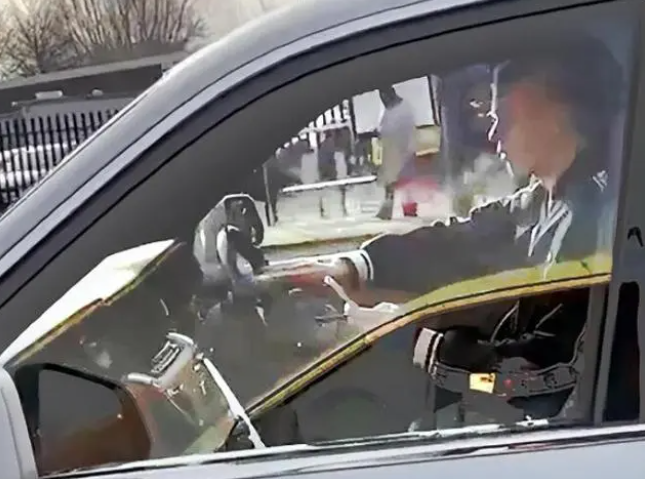 哈兰德开车看手机